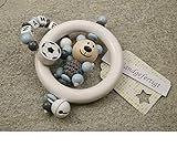 Baby Greifling Rassel Beißring mit Namen - individuelles Holz Lernspielzeug als Geschenk zur Geburt Taufe - Jungen Motiv Bär und Fussball in grau
